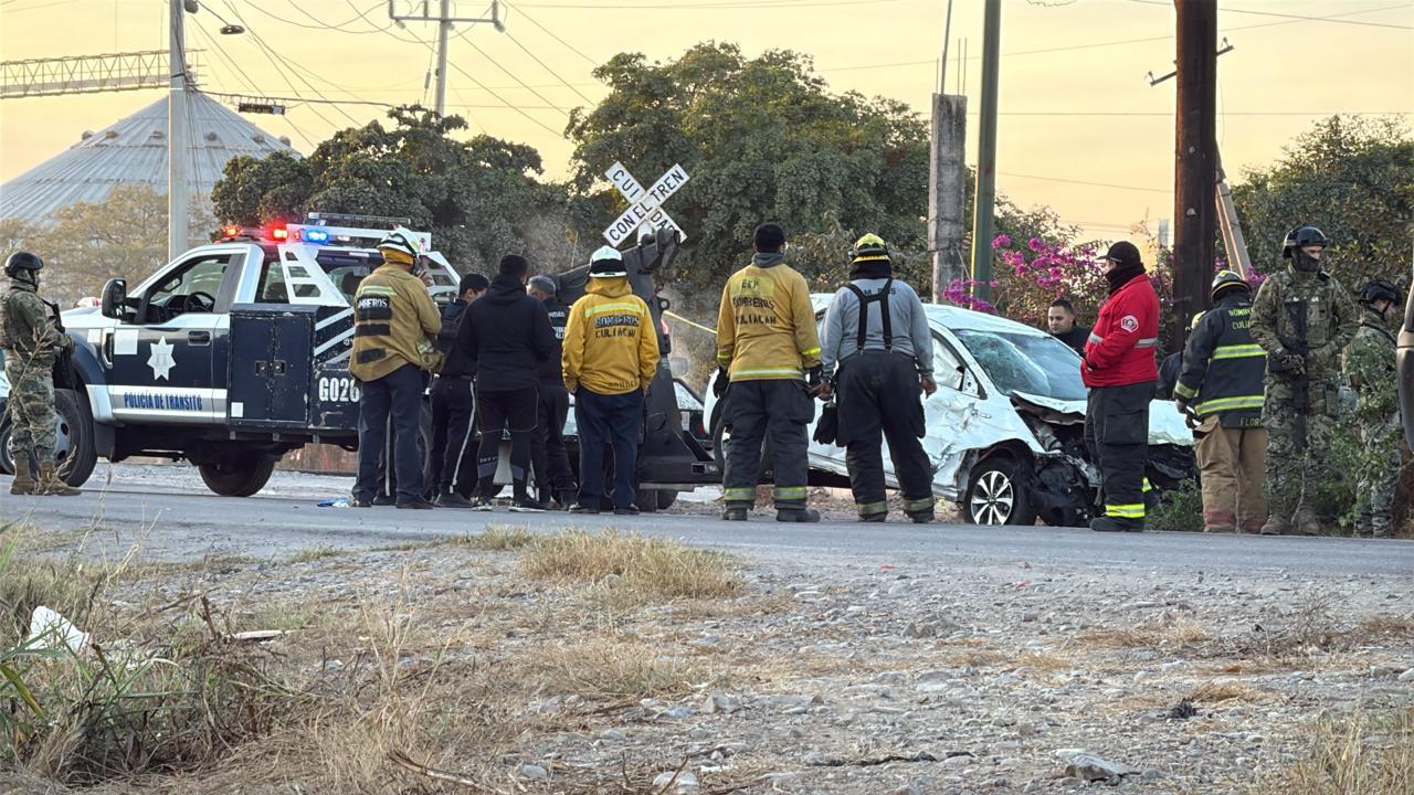 $!Muere conductor tras volcadura por la orilla del Canal Recursos, en Culiacán