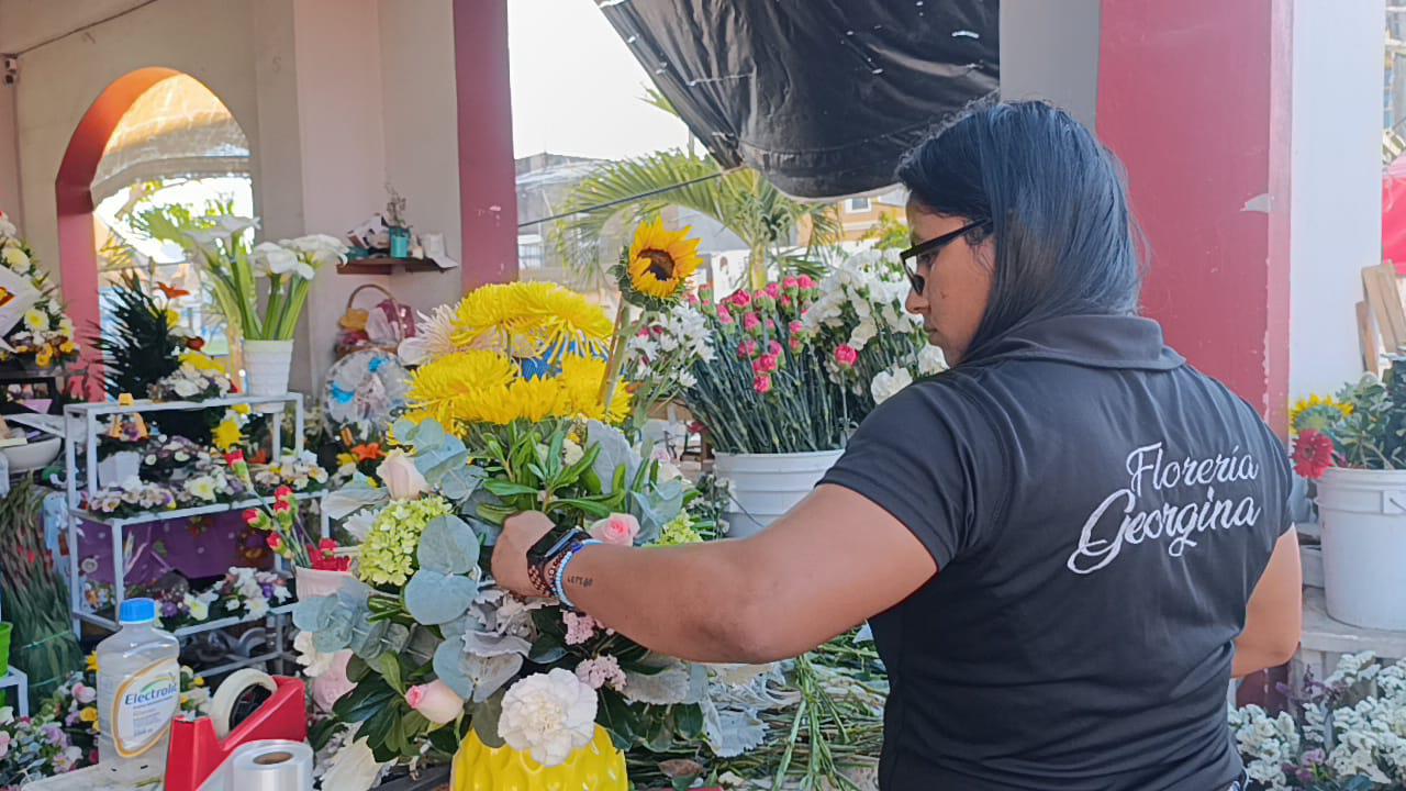 $!Comerciantes y floristas esperan en Escuinapa que mejoren las ventas este 14 de febrero