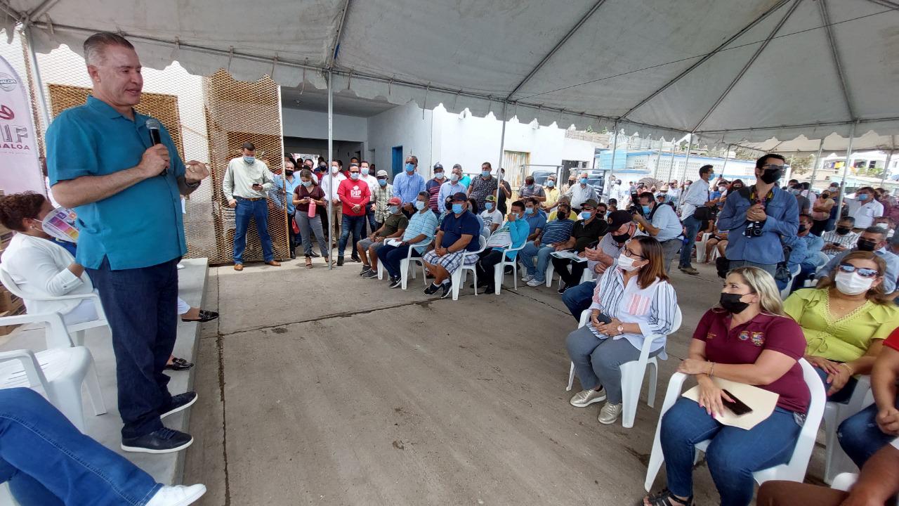 $!‘Ya toda esta lana no se jinetea’, dice Quirino al entregar 38 motores marinos en Guasave