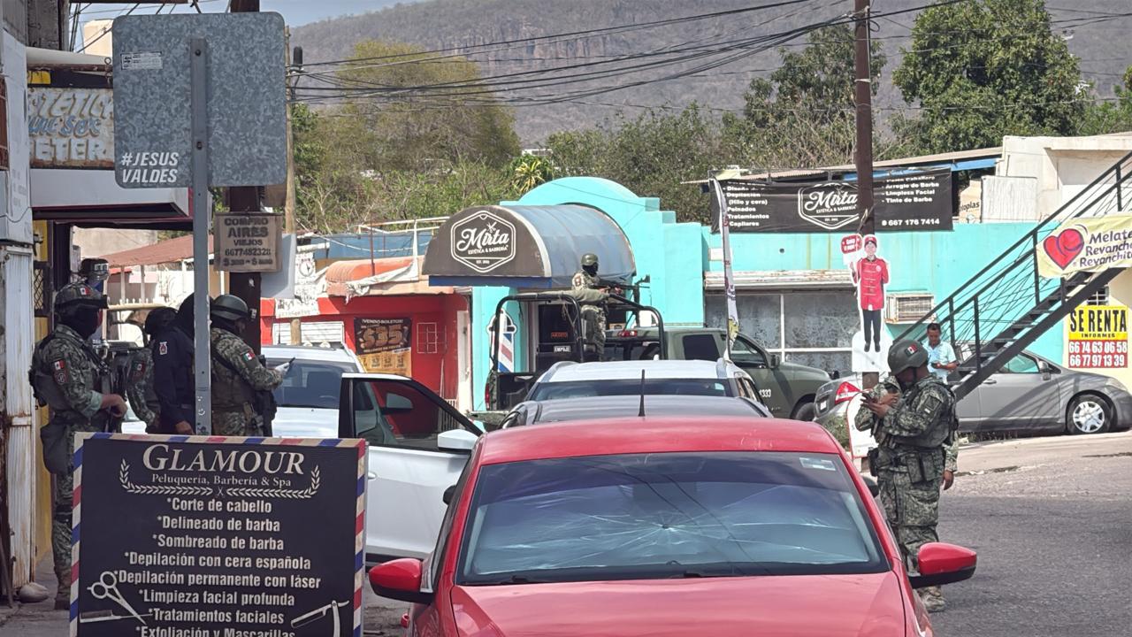$!Ataque armado deja dos hombres heridos y un vehículo asegurado en la colonia 21 de Marzo, en Culiacán