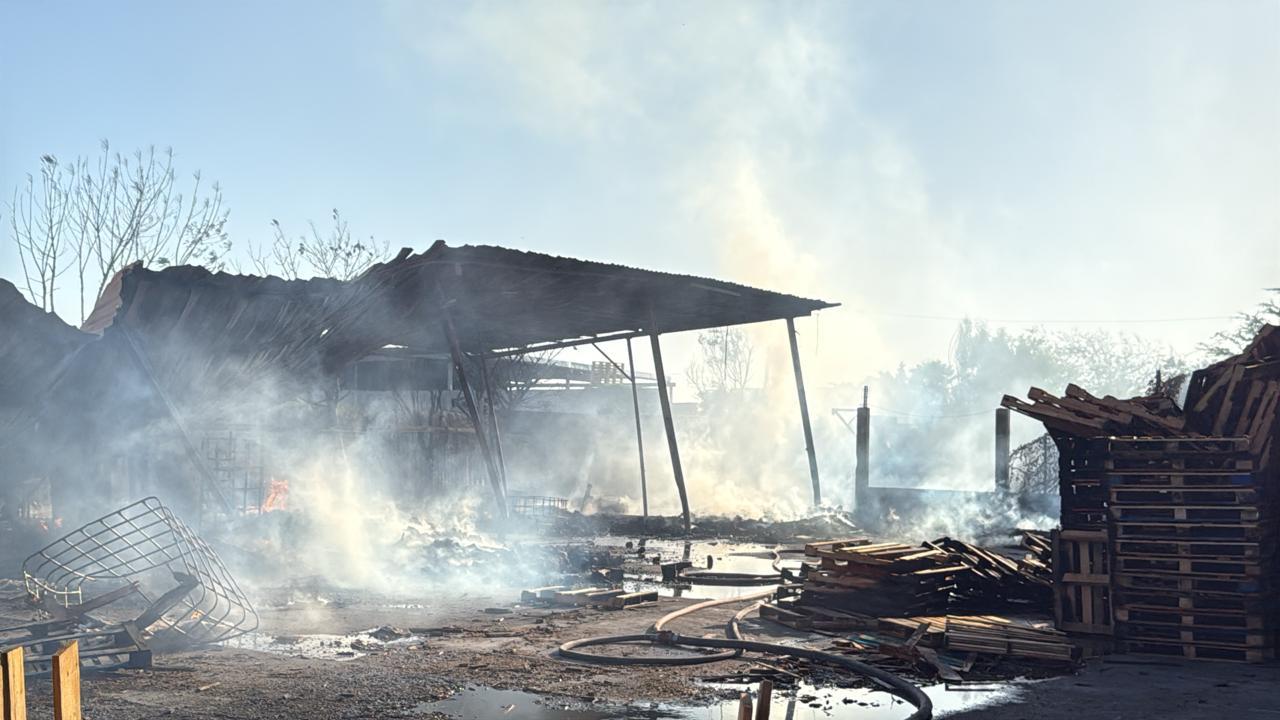 $!Incendio consume almacén de tarimas en el campo El 10, al sur de Culiacán