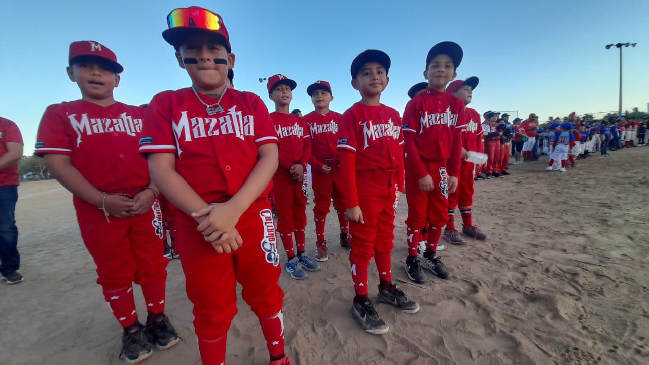 $!Peloteritos cantan el playbol en el Torneo Distrital