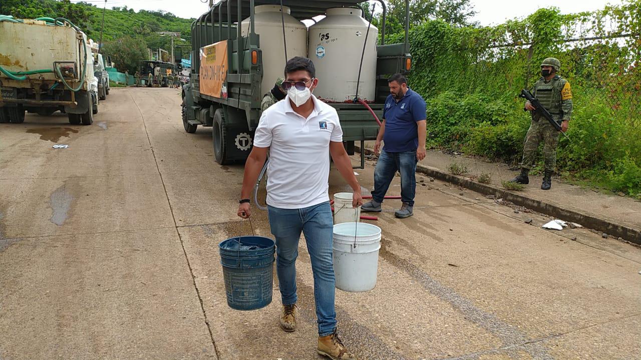 $!Ejército ‘deja las armas’ para llenar baldes, cubetas, garrafones y hasta ollas por la falta de agua en Mazatlán