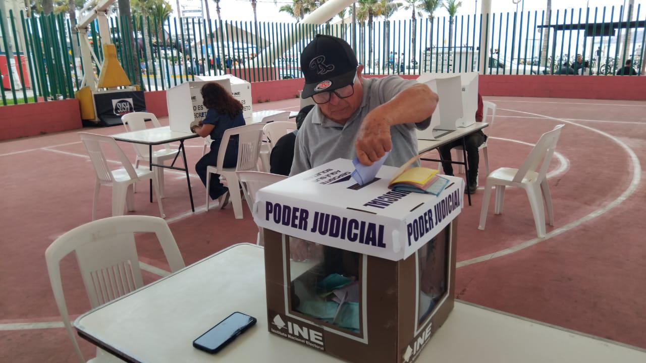 $!Ciudadanos en Mazatlán señalan lentitud en el proceso para emitir su voto