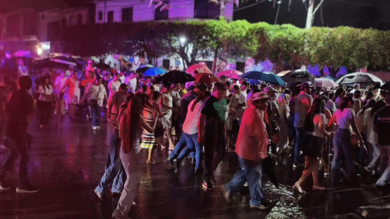 $!‘¡Viva la Virgen del Rosario!: feligreses celebran su fe pese a las lluvias