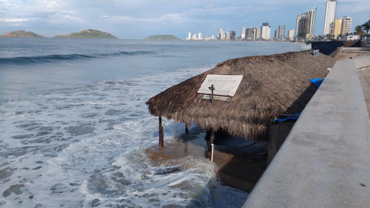 $!Golpea palapas y muro del malecón de Mazatlán fuerte oleaje generado por tormenta tropical Vance