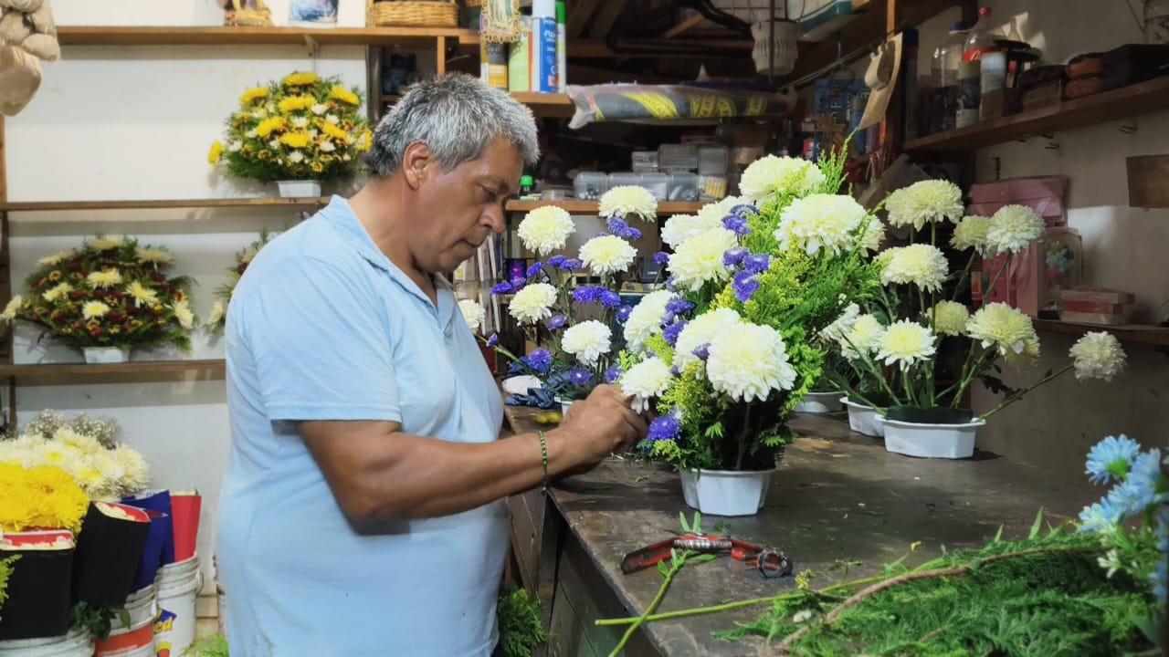$!Hugo Miguel afirma que el amor a sus hijos le da la fuerza para ser papá, florista y empleado en una pollería
