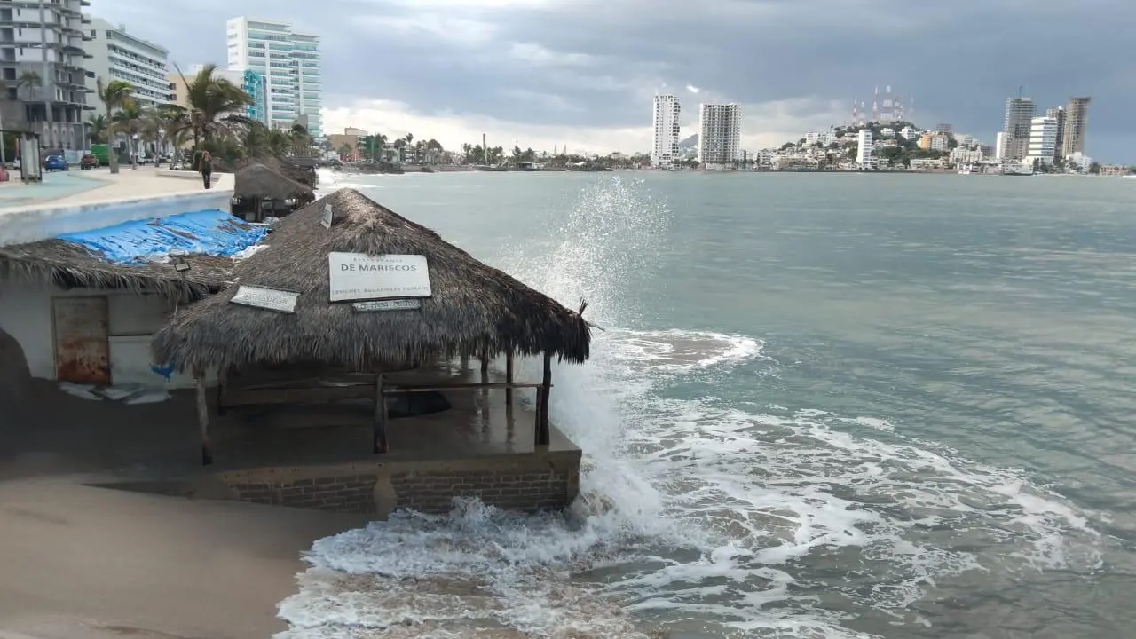 $!Golpea palapas y muro del malecón de Mazatlán fuerte oleaje generado por tormenta tropical Vance
