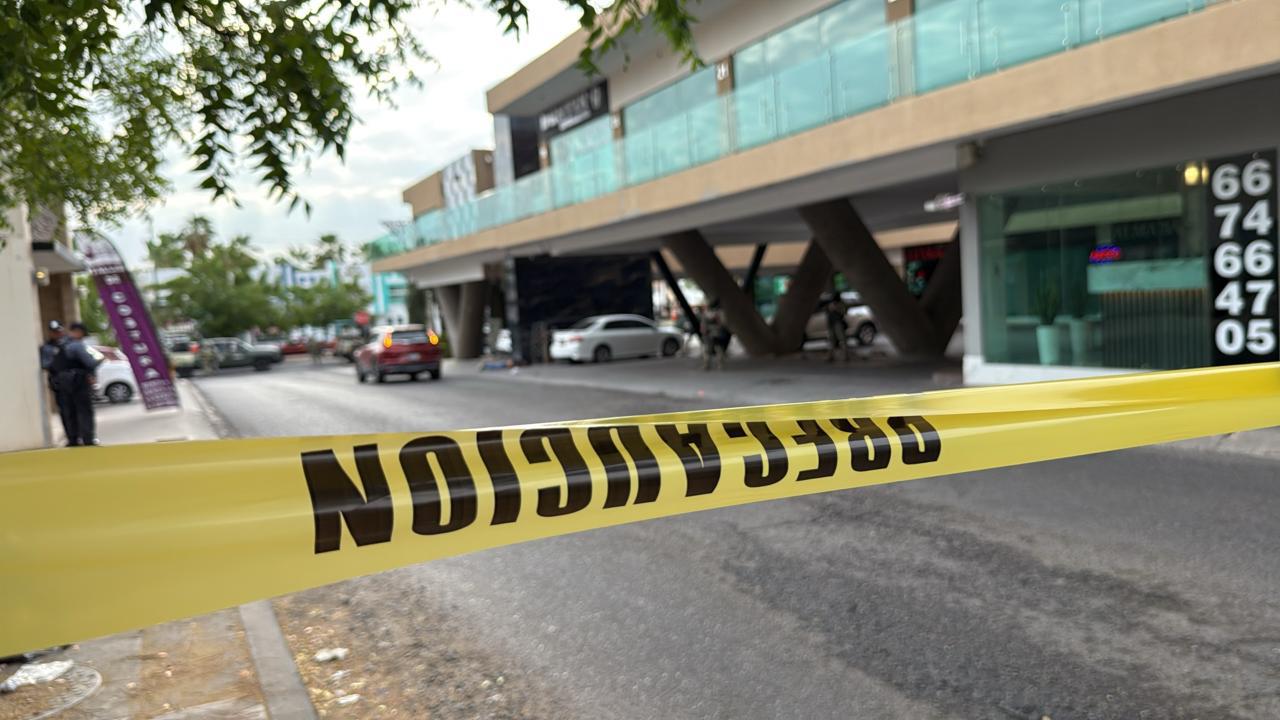 $!Asesinan a un hombre frente a plaza comercial de La Conquista, en Culiacán