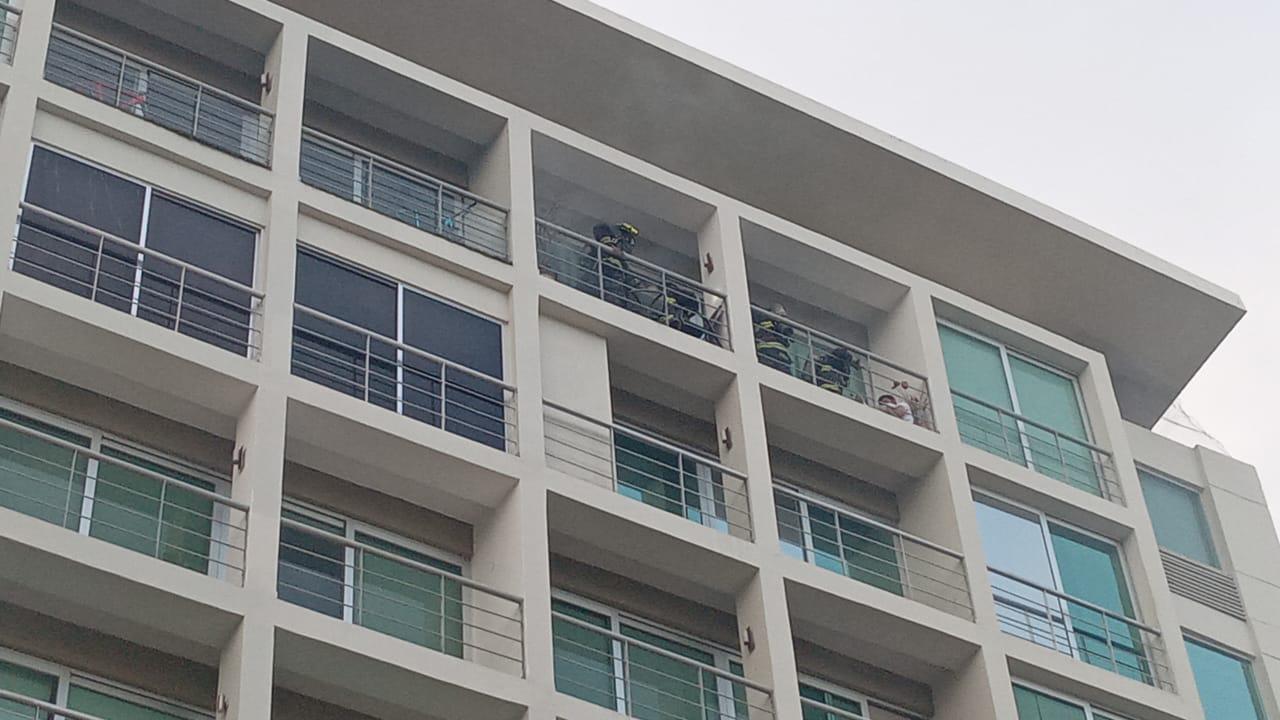$!Incendio en edificio de departamentos en Culiacán provoca evacuación de 25 personas