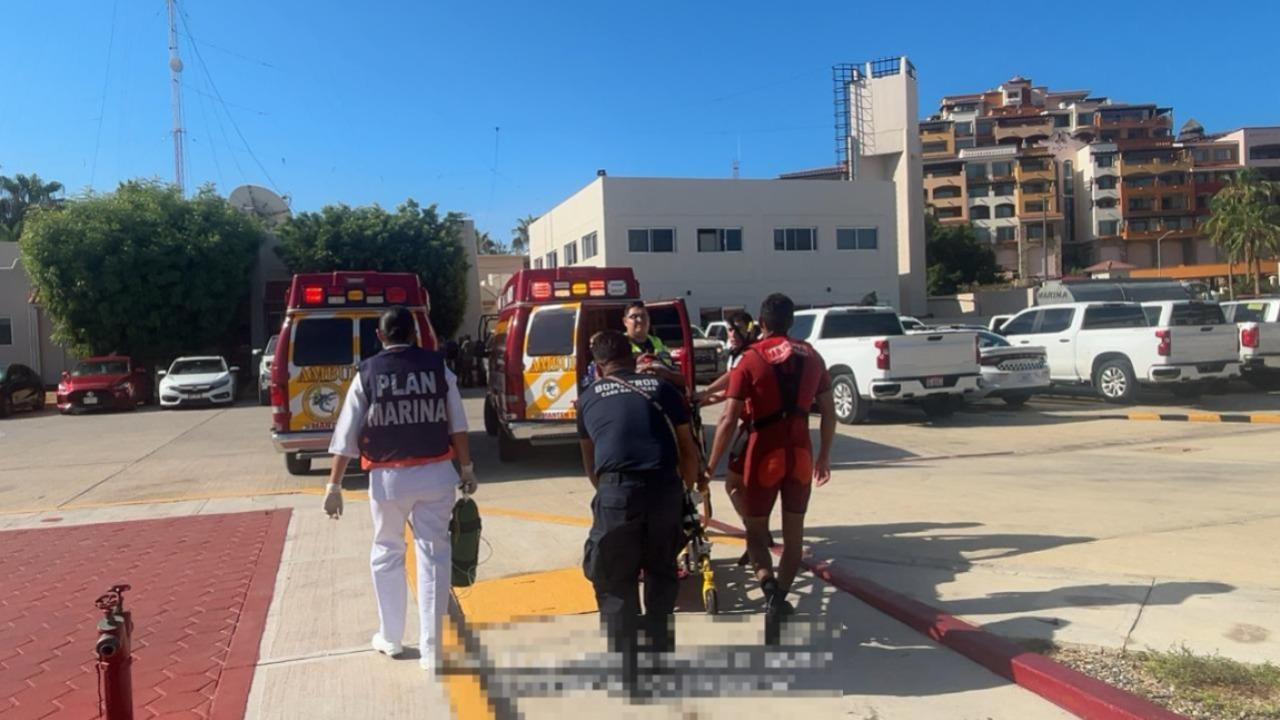 $!Marina rescata a dos hombres, uno con traumatismo, en El Arco de Los Cabos, en BCS