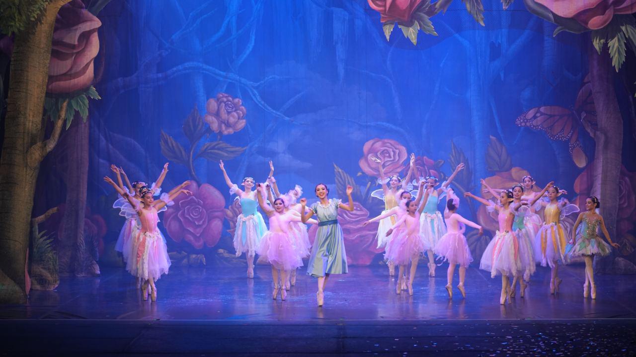 $!El espectáculo contó con la intervención artística de bailarinas y bailarines de todas las edades.