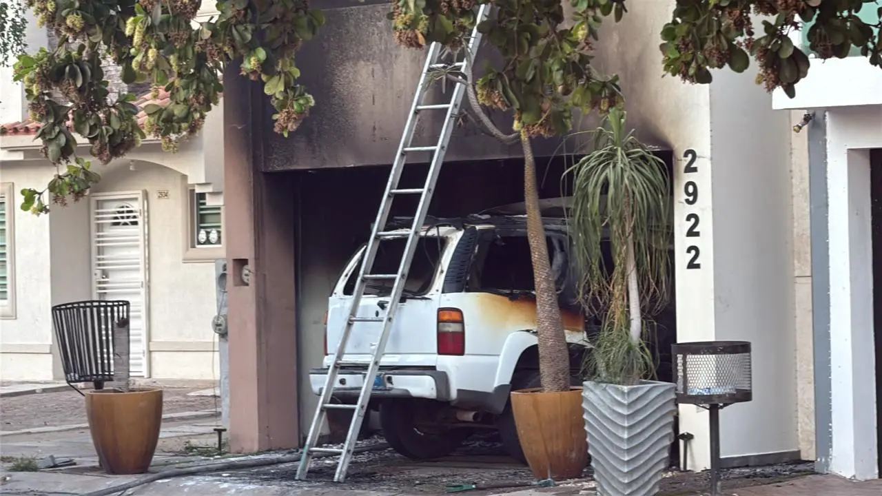 $!Vandalizan vivienda en Stanza Cantabria, en Culiacán; impactan vehículo y le prenden en fuego