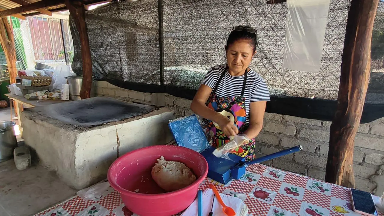 $!Verónica convirtió en oficio las enseñanzas de su madre de realizar tortillas a mano en Rosario