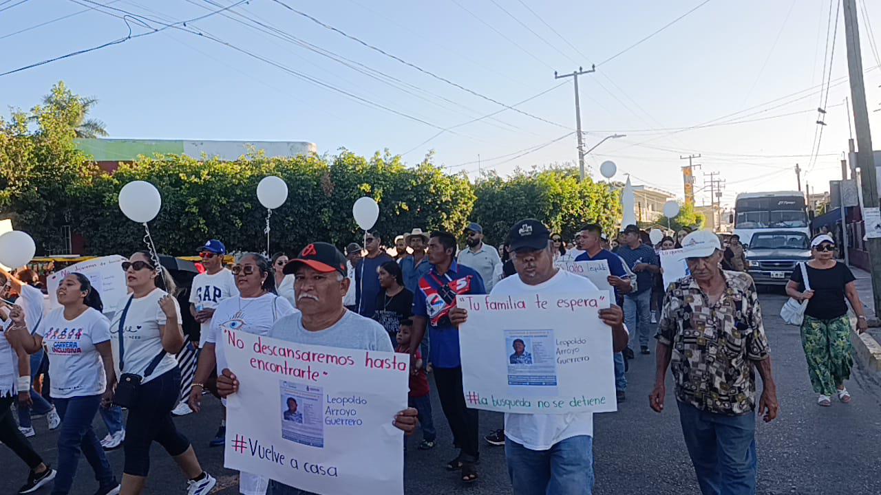 $!En Escuinapa, marchan por la paz y para pedir el regreso del constructor desaparecido