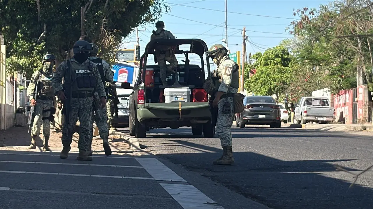 $!Balean a un hombre en muletas mientras barría en la Colonia La Lima, en Culiacán