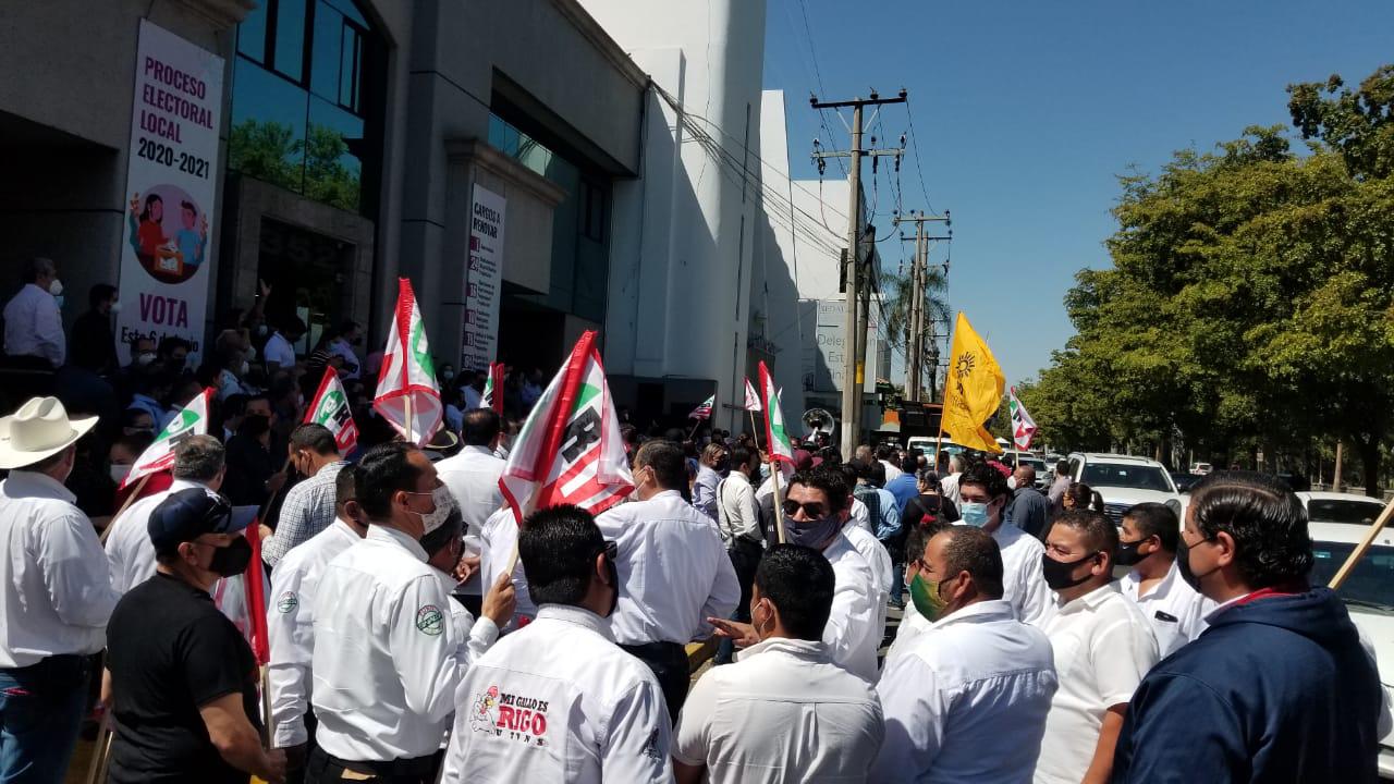 $!Con banda y sin sana distancia, se registra Mario Zamora ante el IEES por la Gubernatura