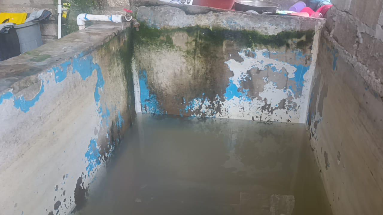 $!Vecinos de la colonia 13 de septiembre de Escuinapa optan por almacenar agua turbia