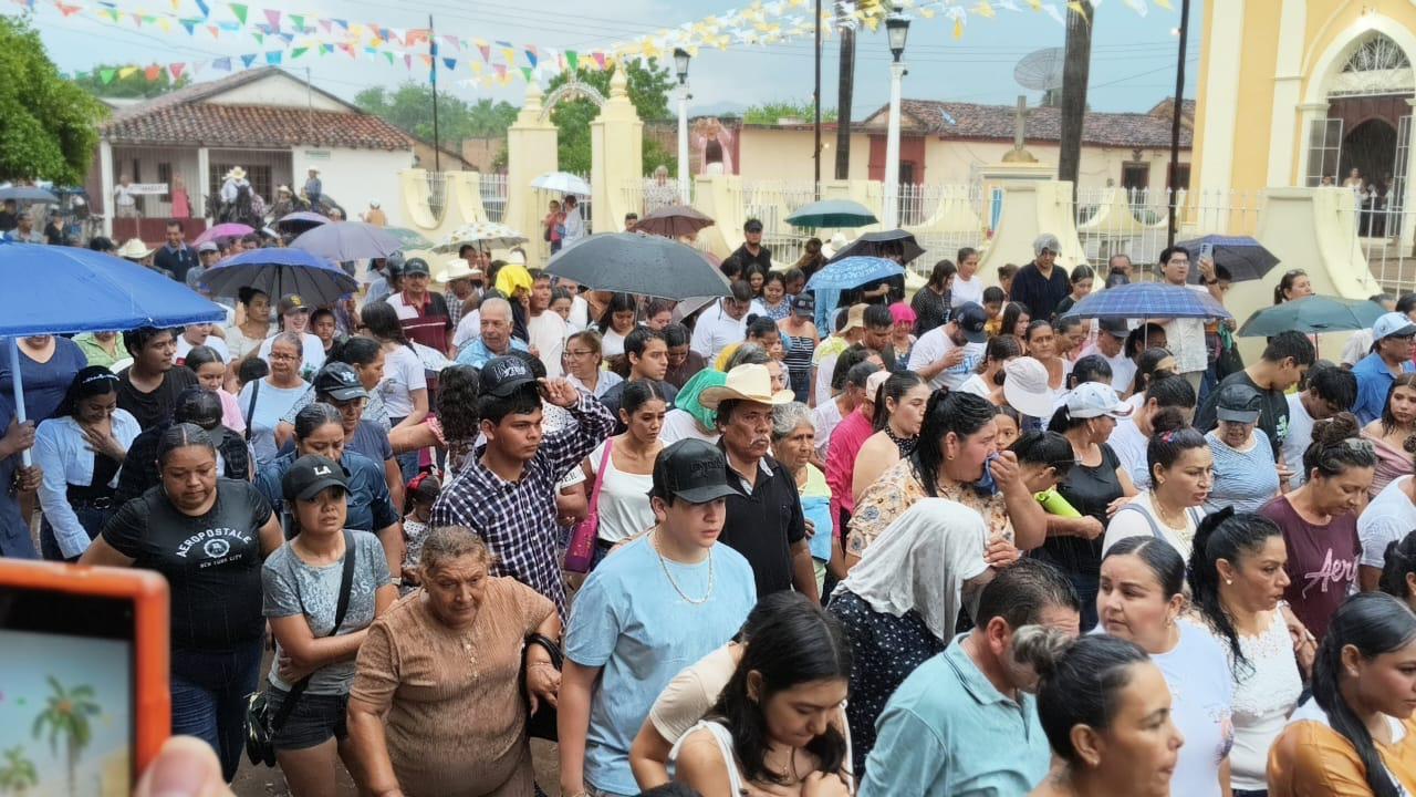 $!Ni la lluvia ‘apagó’ su fe; celebran a la Virgen de Loreto en Cacalotán, en Rosario