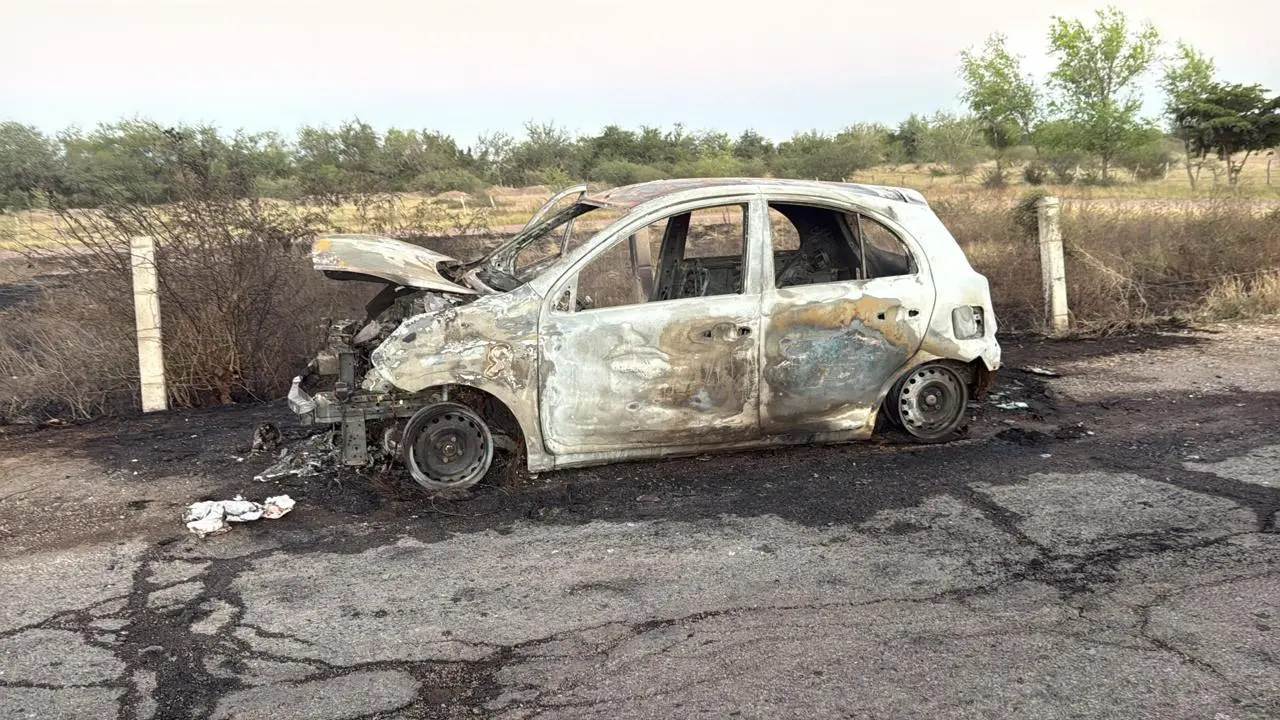 $!Se incendia automóvil en la Culiacán-Navolato; conductor resulta ileso
