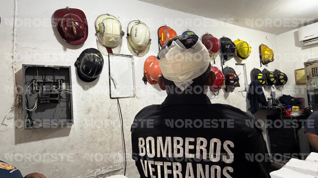 $!Hombre en aparente crisis lesiona a bombero y causa otros daños en Mazatlán