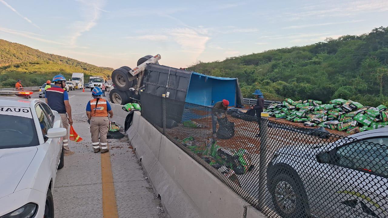 $!Tráiler vuelca y bloquea carril del Libramiento Mazatlán