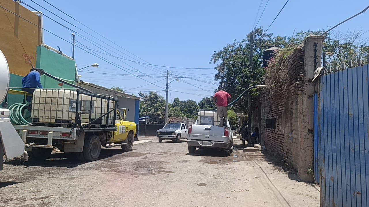 $!Ante el desabasto de agua en Escuinapa, por corte de la luz, vendedores en pipas no se dan abasto