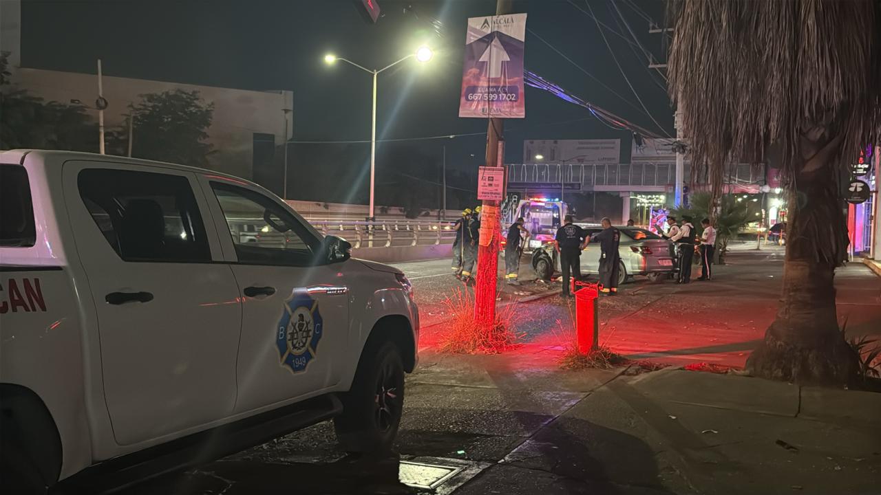$!Volcadura en el bulevar Lola Beltrán deja dos personas lesionadas en Culiacán