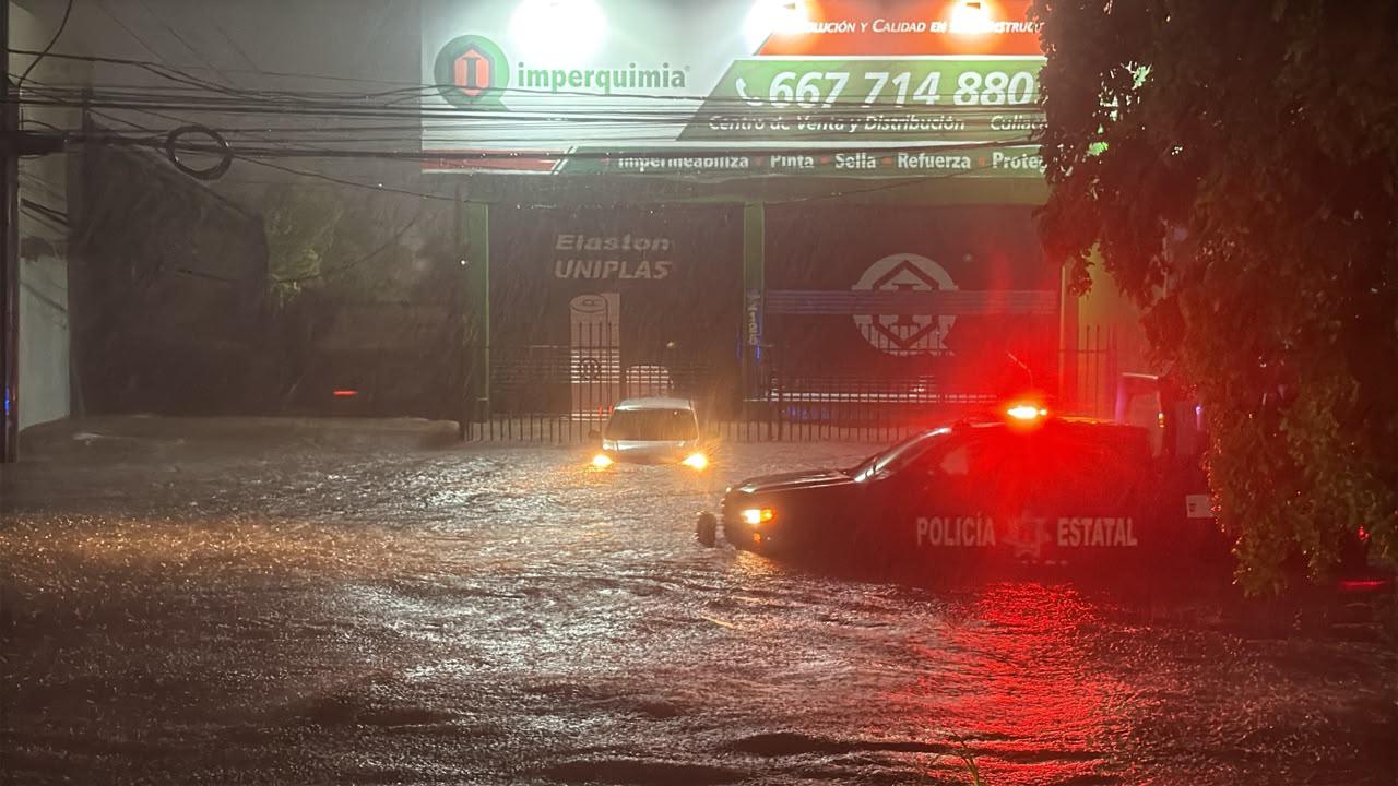 $!Auto queda varado bajo el agua en El Vallado tras lluvia en Culiacán