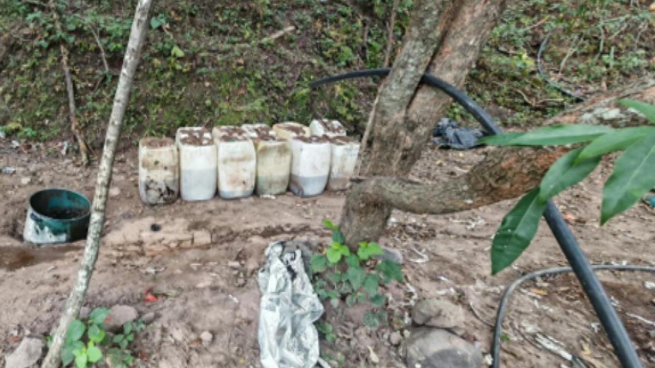 $!Ejército inhabilita dos áreas para producir metanfetamina en la zona rural de Culiacán