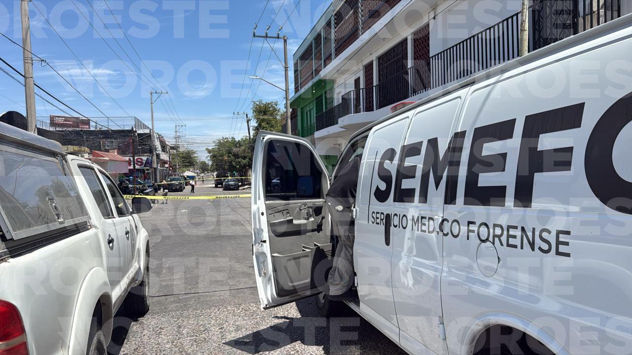 $!Asesinan a balazos a un hombre frente a un bar de la Colonia Centro de Culiacán