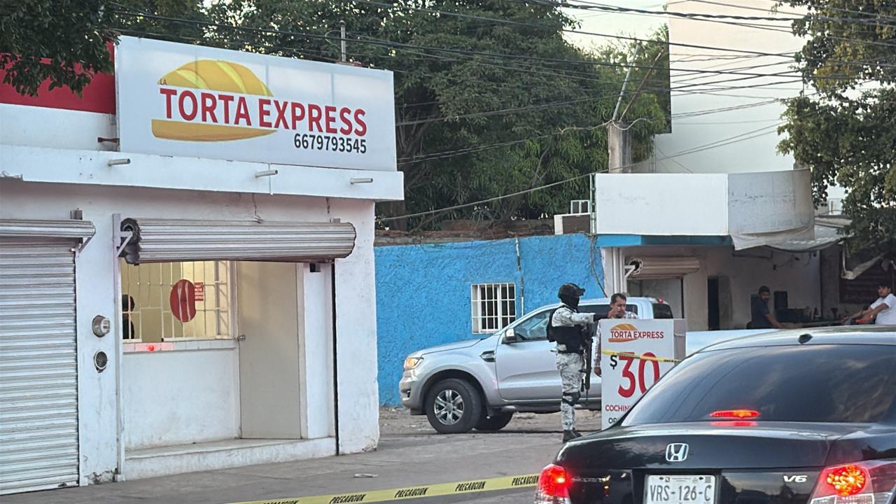 $!Atacan a balazos a un hombre cuando se encontraba comprando en un local de tortas de Culiacán