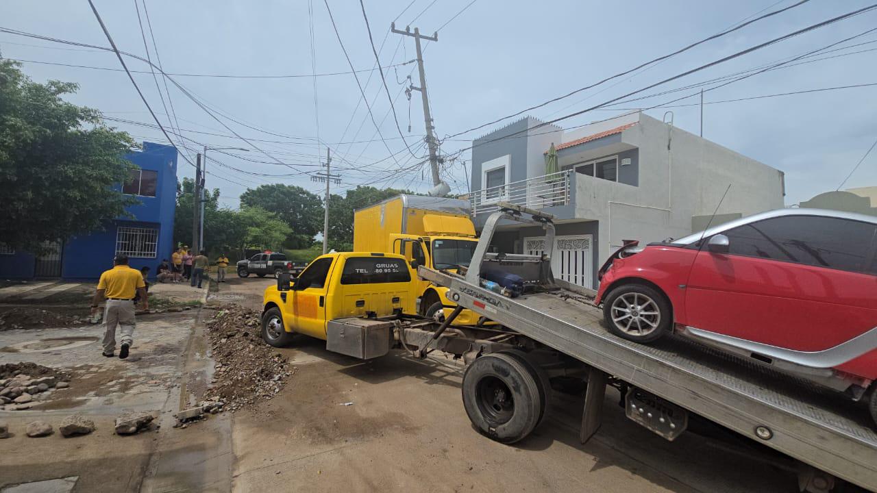 $!Camión choque con poste y vehículos y deja a colonia sin luz en Rosario