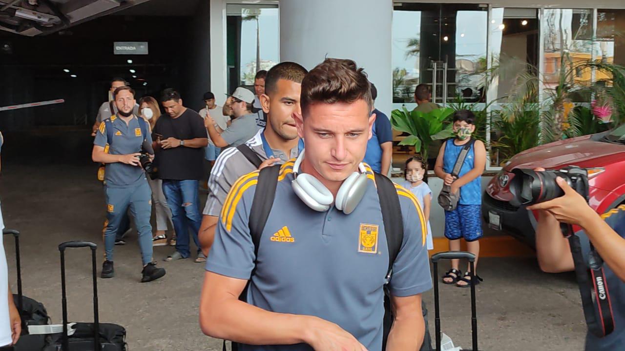 $!Gignac, Thauvin y Nahuel atienden a los aficionados de Tigres a su llegada a Mazatlán