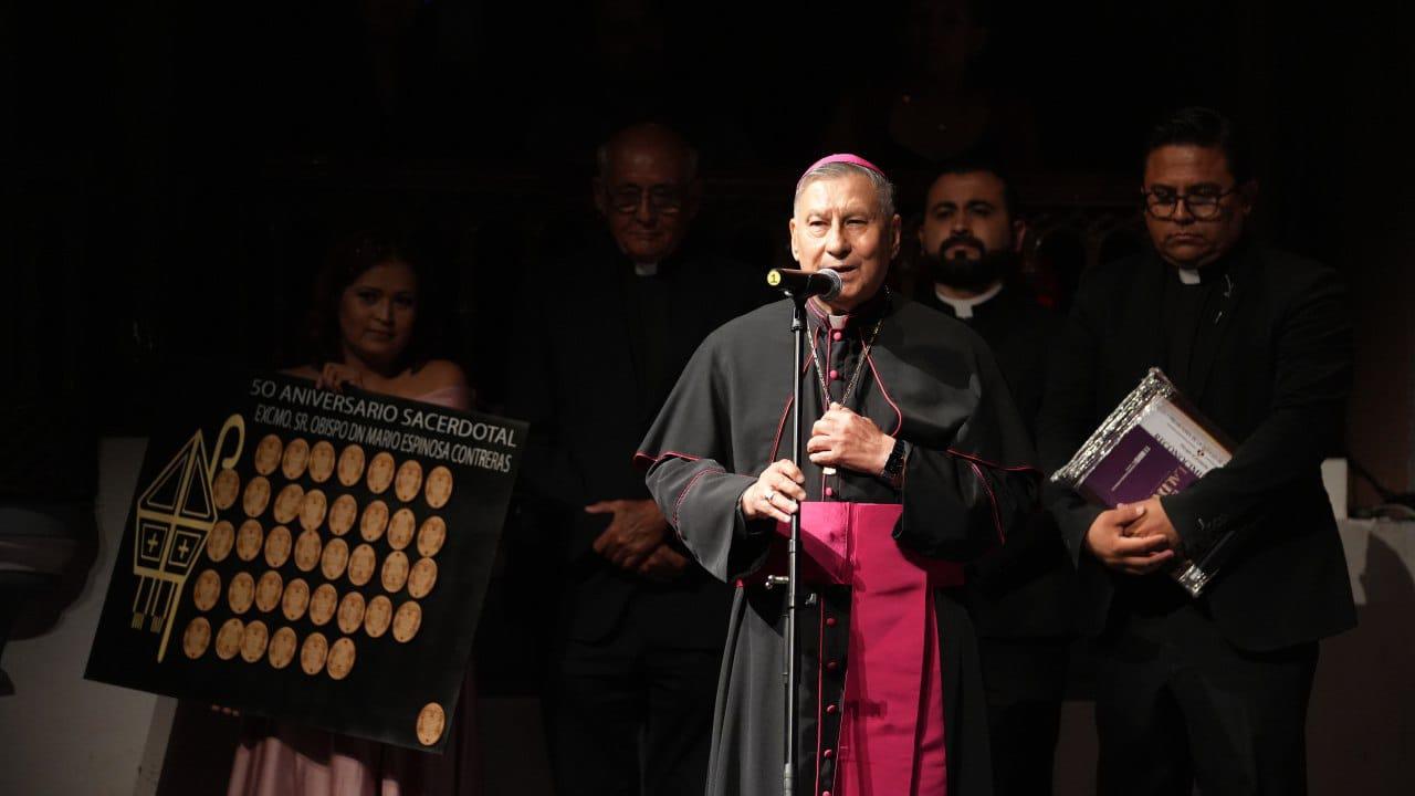 $!El Obispo de Mazatlán Mario Espinosa Contreras, agradece el homenaje.