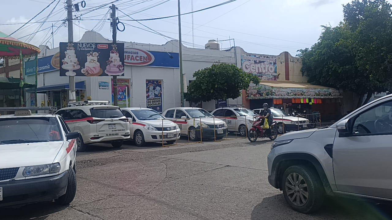 $!Obstrucción de calle Gabriel Leyva en Escuinapa afecta a locatarios y taxistas, aseguran