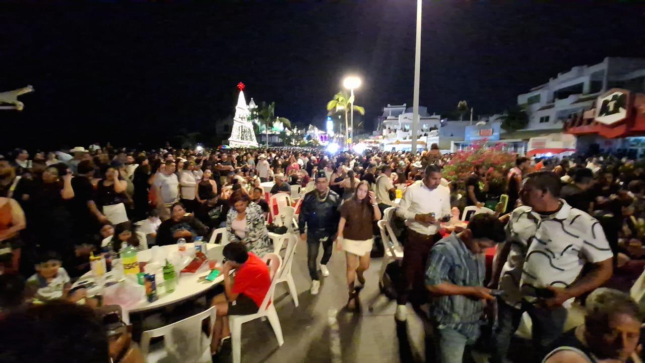 $!Más de 2 mil personas reciben el Año Nuevo en el malecón de Mazatlán