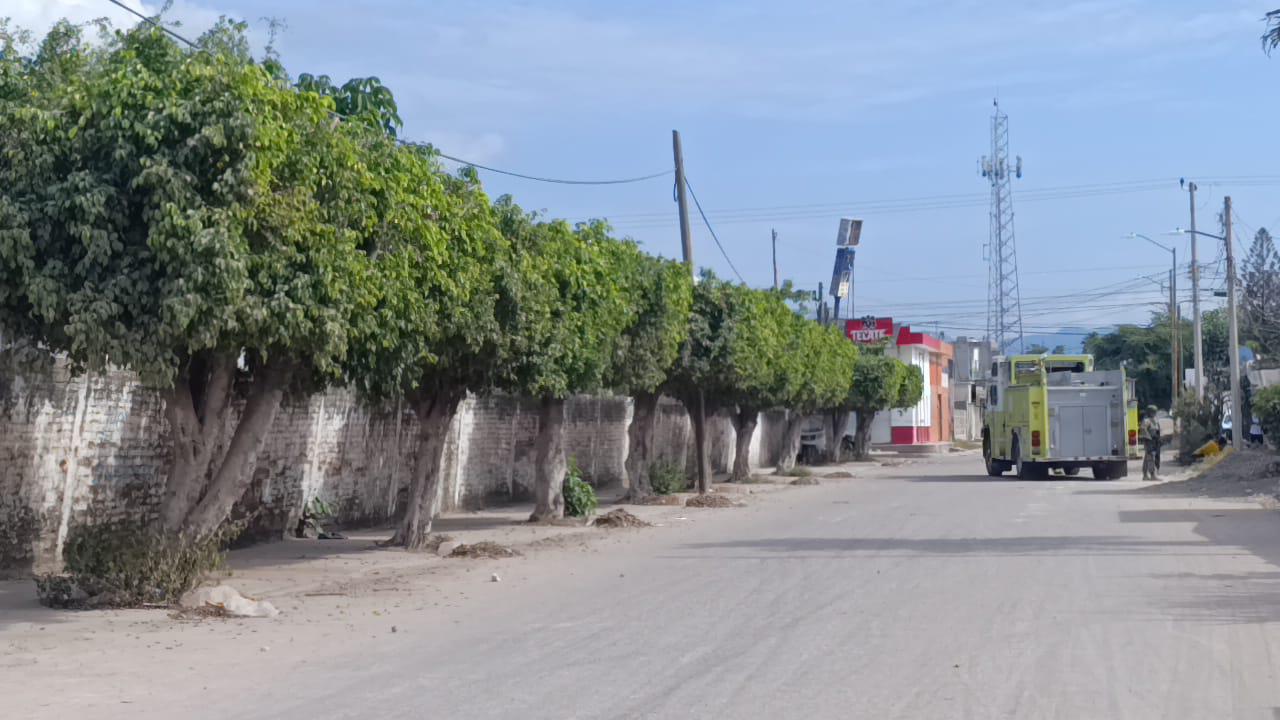$!Fuerzas federales cierran calles en Escuinapa cercanas a casa donde hallaron explosivos