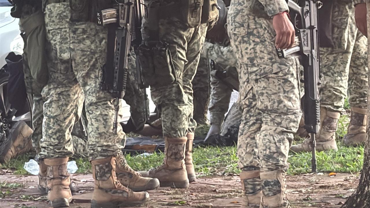 $!Persecución en Tres Ríos deja vehículo abandonado y armas aseguradas en Culiacán