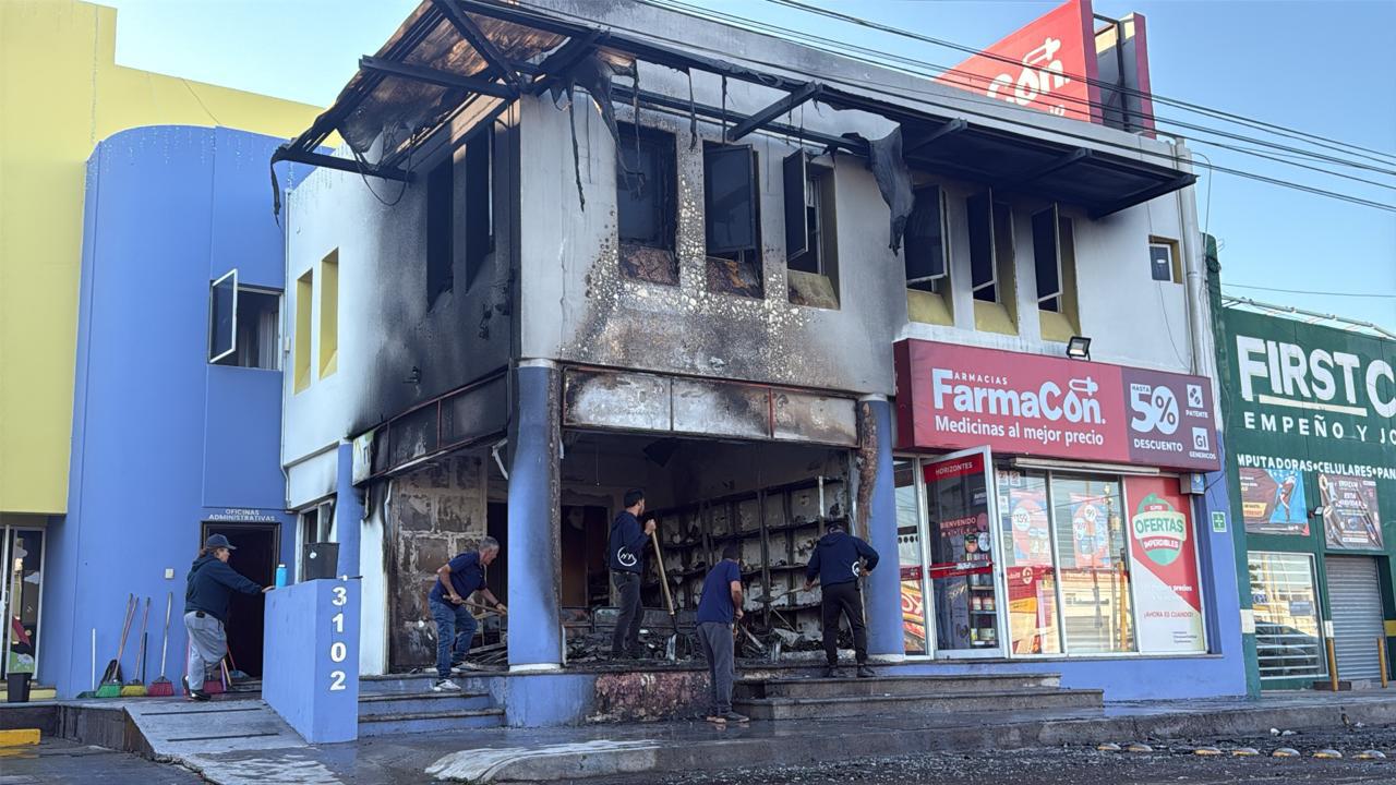 $!Incendian tienda de uniformes de un jardín de niños de la colonia Horizontes, en Culiacán