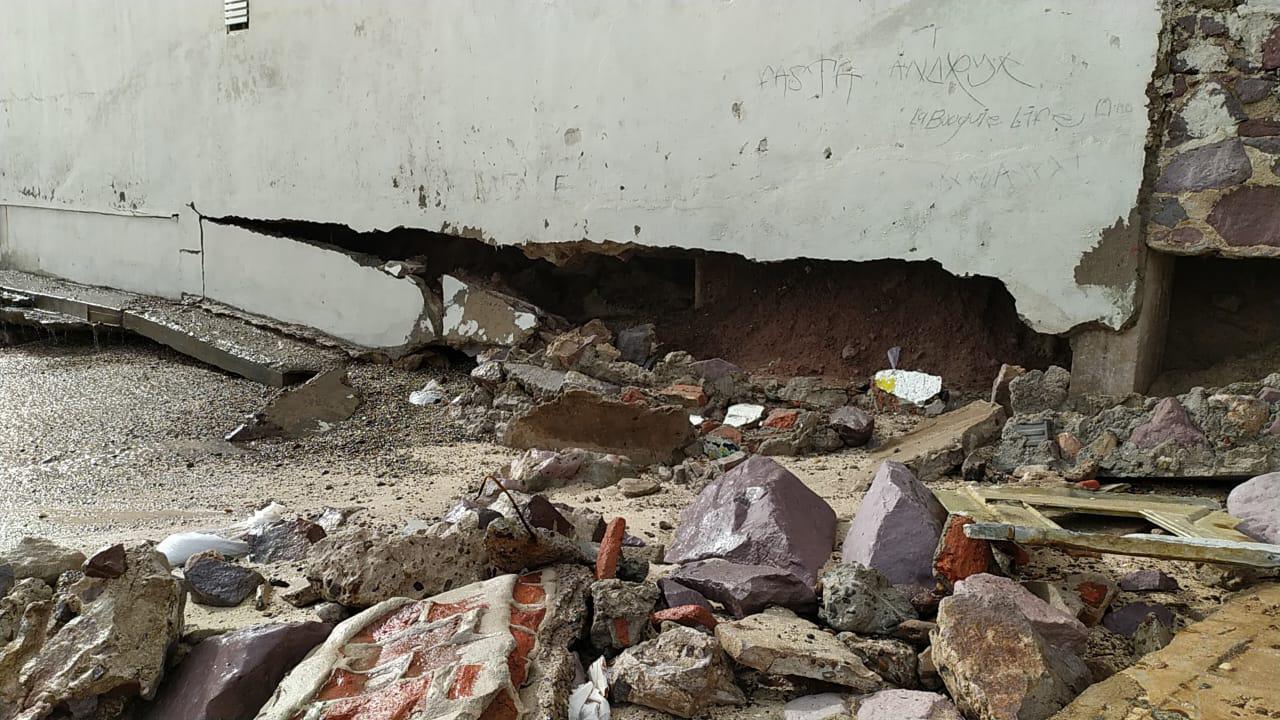 $!El huracán Pamela y olas del mar abren pared de un hotel de la Zona Dorada, en Mazatlán