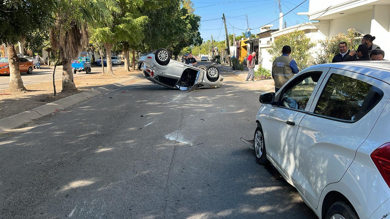 $!Accidente provoca volcadura en Terranova; no hay heridos, pero sí pérdidas materiales
