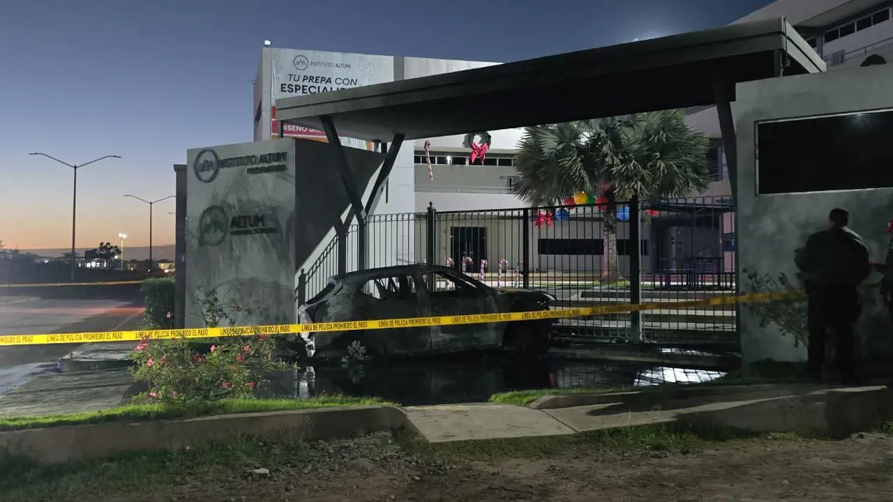 $!Incendian vehículo en estacionamiento de un colegio en el sector Portalegre, en Culiacán