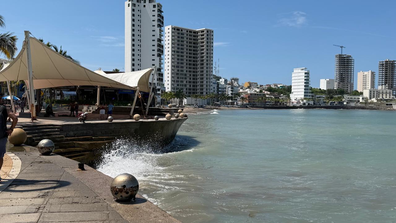$!Prevalecen marea alta y oleaje elevado en playas de Mazatlán este domingo
