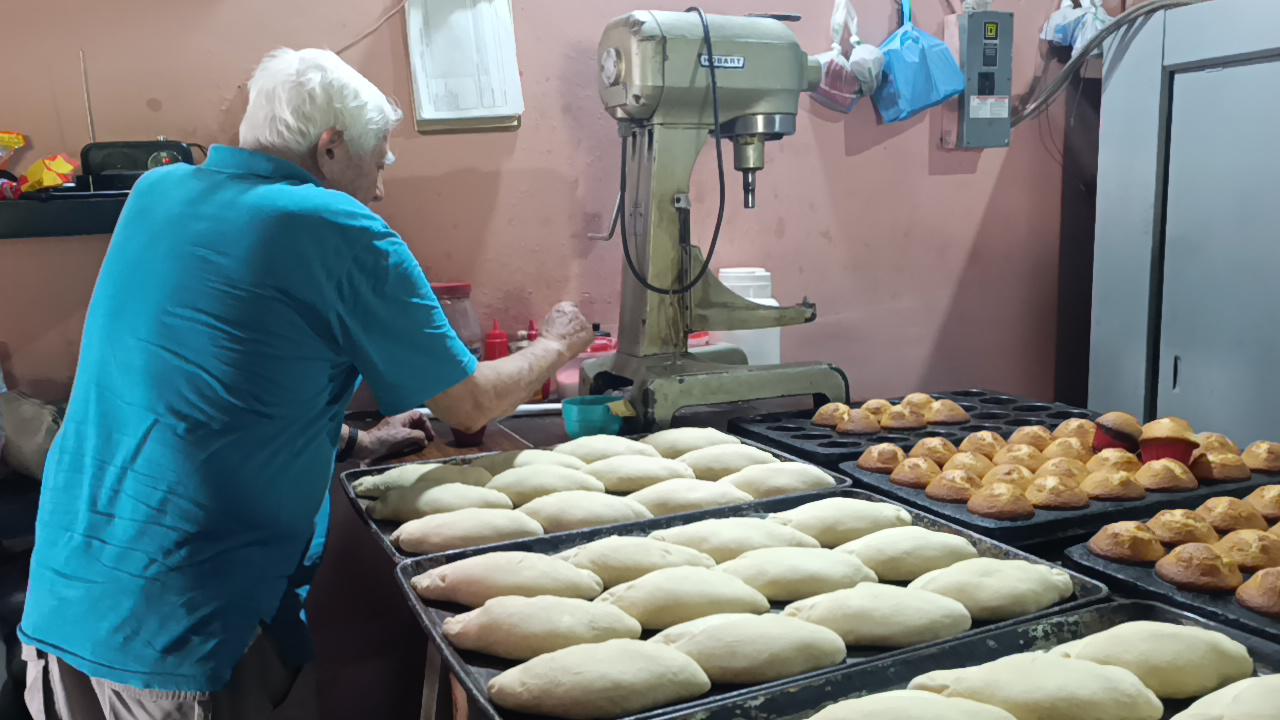$!América regresó para continuar el legado de su padre, en la panadería