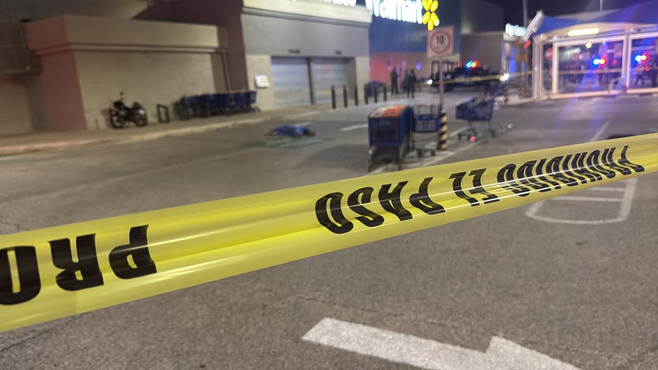 $!Asesinan a balazos a un hombre en estacionamiento de supermercado de La Conquista, en Culiacán