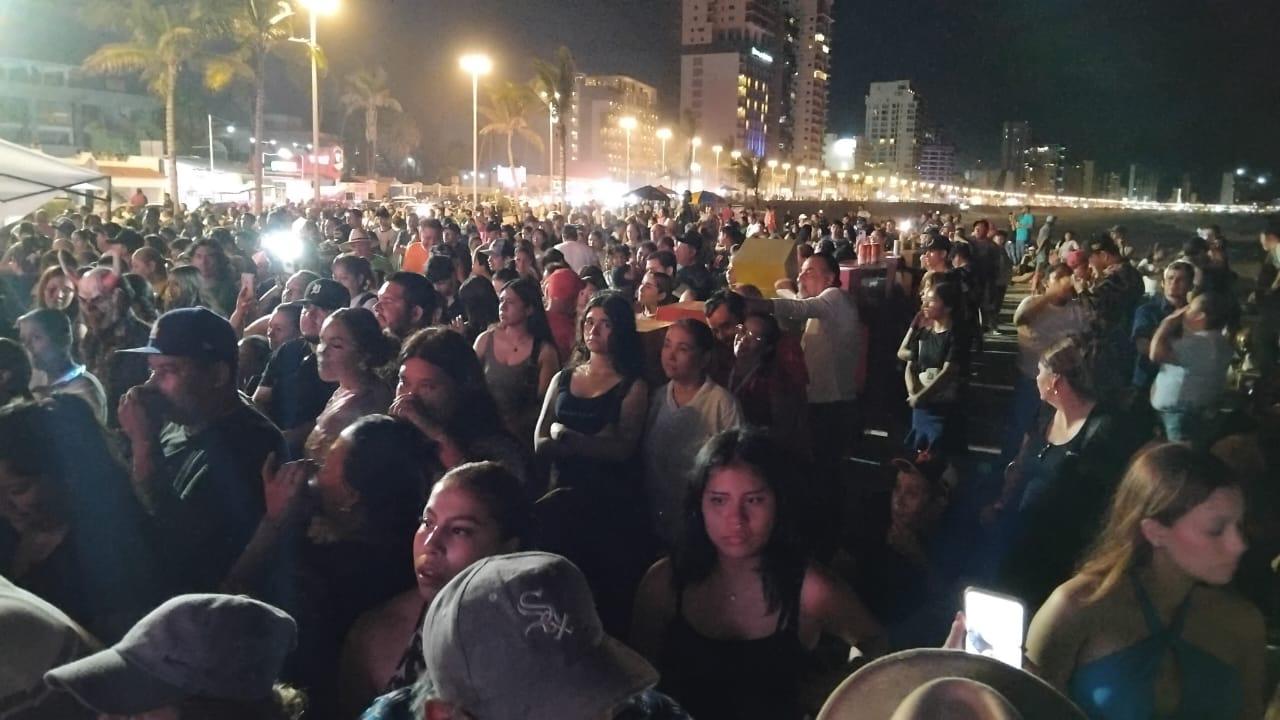 $!Pancho Barraza enamora a Mazatlán con concierto en el malecón
