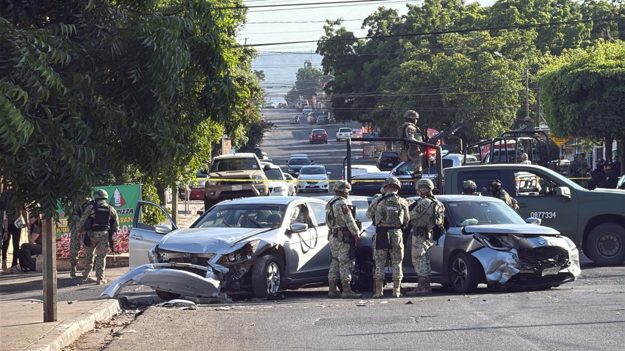 $!Persecución y balacera provoca choque de tres vehículos en la Rafael Buelna, en Culiacán