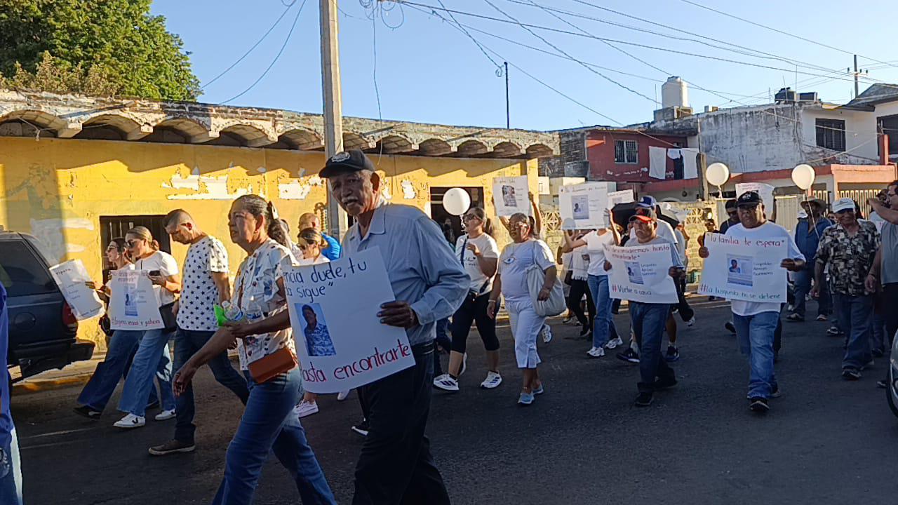 $!En Escuinapa, marchan por la paz y para pedir el regreso del constructor desaparecido