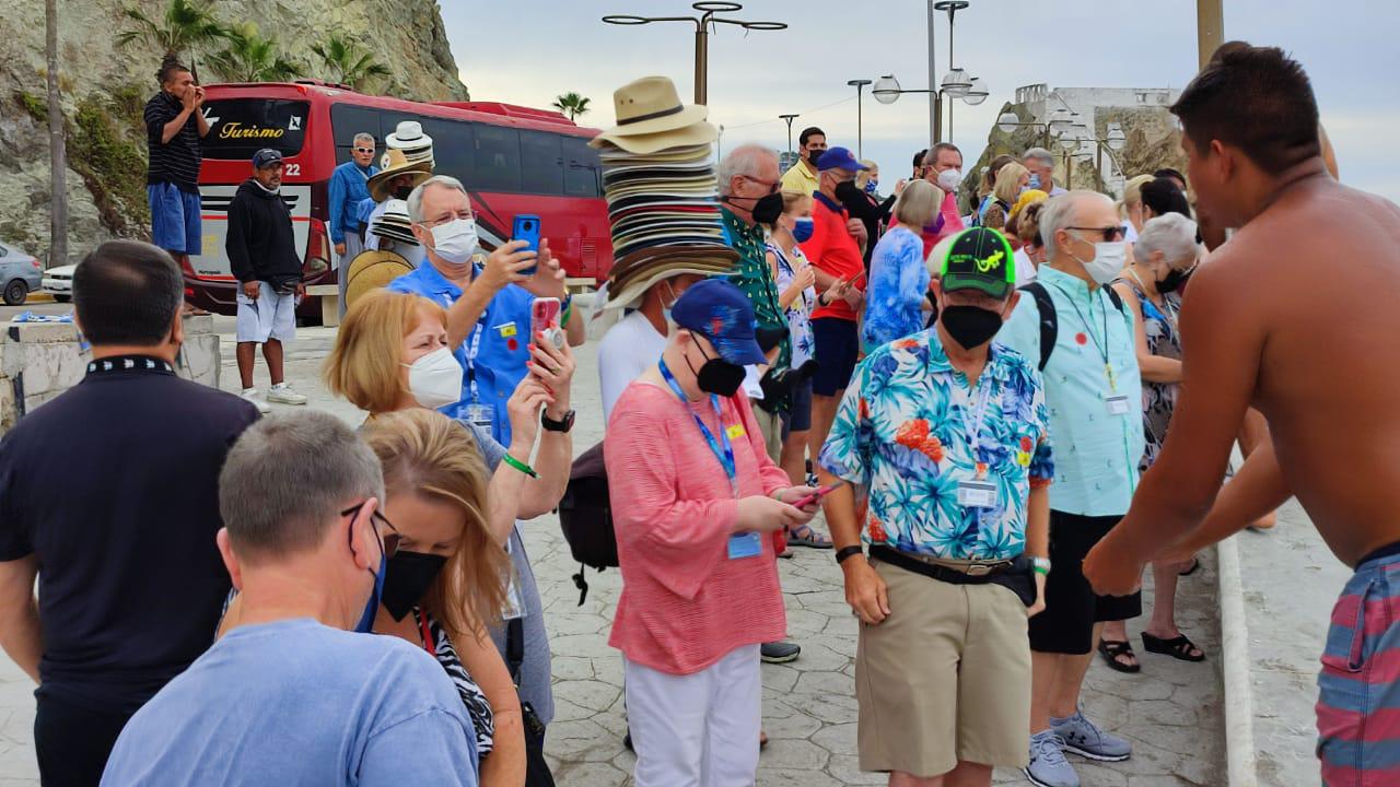 $!Turistas de crucero disfrutan de un espectáculo que les ‘roba el aliento’
